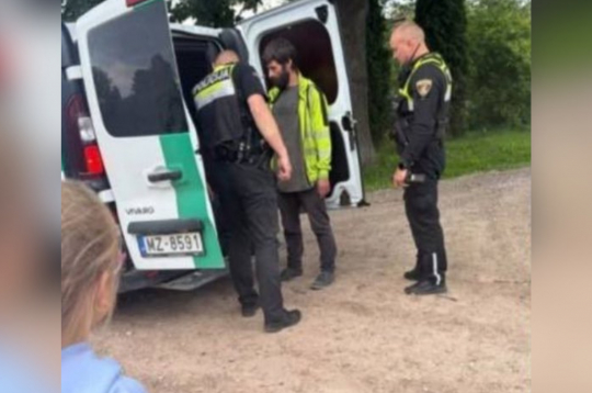 Pašvaldības policija un vīrietis.