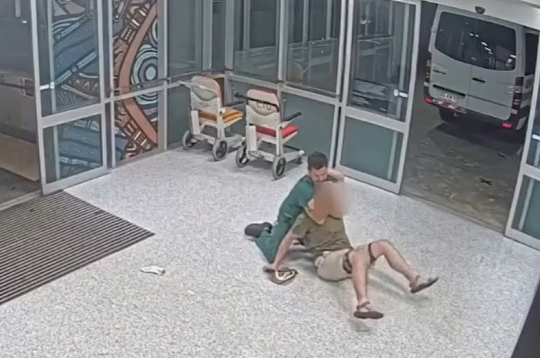 Medicīnas darbinieks neitralizē agresīvu pacientu. Medicīnas darbinieks neitralizē agresīvu pacientu.