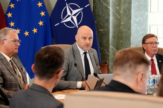 Kultūras ministrs Nauris Puntulis (no kreisās), Ministru prezidents Andris Kulbergs un finanšu ministrs Māris Kučinskis tikšanās laikā ar nevalstisko organizāciju (NVO) pārstāvjiem Ministru kabinetā, lai pārrunātu jautājumus, kas saistīti ar šo organizāciju darbību Latvijā, kā arī iepazītos ar NVO finansēšanas principiem valsts pārvaldē.