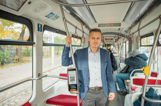 Toms Malkevičs, Liepājas valstspilsētas pašvaldības aģentūras "Liepājas Sabiedriskais transports" direktora vietnieks: "Tuvāko mēnešu laikā Liepājā jau vairāk nekā pusi no pasažieru pārvadājumos izmantoto autobusu parka veidos elektroautobusi. Tas būs lielākais bezemisiju autobusu īpatsvars Latvijā pilsētas sabiedriskajā transportā."