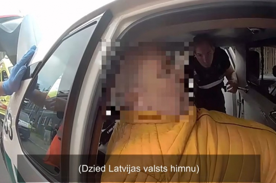 Rīgas pašvaldības policijas aizturētais vīrietis likumsargu automašīnā. Rīgas pašvaldības policijas aizturētais vīrietis likumsargu automašīnā.