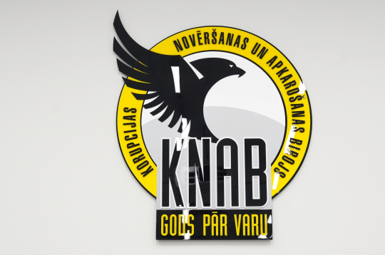 Korupcijas novēršanas un apkarošanas biroja logo.