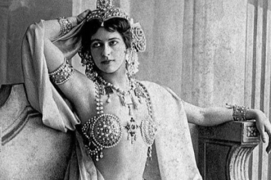 Mata Hari (1876–1917). Mata Hari (1876–1917).