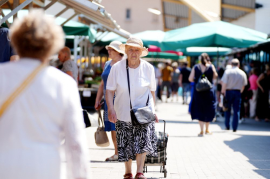 Tuvāko 35 gadu laikā Eiropā vidējais pensijā došanās laiks pieaugs par diviem gadiem vīriešiem un 2,6 gadiem sievietēm. Tuvāko 35 gadu laikā Eiropā vidējais pensijā došanās laiks pieaugs par diviem gadiem vīriešiem un 2,6 gadiem sievietēm.