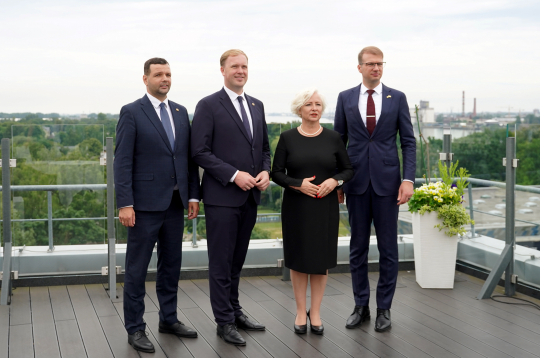 Zaļo un Zemnieku savienībs (ZZS) kandidātu sarakstu līderi - labklājības ministrs Reinis Uzulnieks (no kreisās), premjera amata kandidāts, ekonomikas ministrs Viktors Valainis, Vidzemes saraksta līdere, Saeimas priekšsēdētāja Daiga Mieriņa un Latgales saraksta līderis, Saeimas deputāts Kaspars Melnis piedalās pasākumā, kura laikā ZZS iepazīstina ar programmu un sarakstu līderiem 15.Saeimas vēlēšanām.