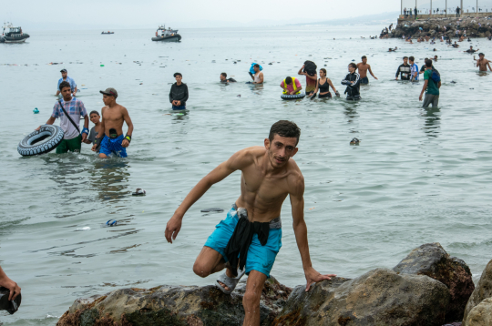 Migranti mēģina pa jūru sasniegt Spānijas anklāvu Seutu, ko ieskauj Marokas teritorija.