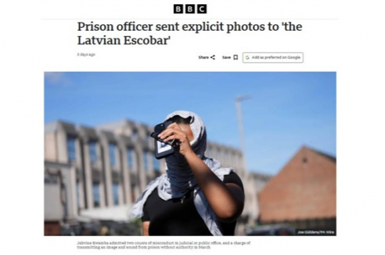 “Cietuma uzraudze sūta atklāti seksuālas fotogrāfijas "latviešu Eskobaram”". Tā virsrakstā vēsta BBC, ziņojot par tiesvedību pret bijušo cietumsardzi Džavīnu Kvambu. Narkotiku tirgotājs, ar kuru viņa sarakstījās, pats sevi esot dēvējis par "latviešu Pablo Eskobaru". (Pablo Eskobars (1949.-1993.) bija kolumbiešu narkobarons, kokaīna tirgotājs.) “Cietuma uzraudze sūta atklāti seksuālas fotogrāfijas "latviešu Eskobaram”". Tā virsrakstā vēsta BBC, ziņojot par tiesvedību pret bijušo cietumsardzi Džavīnu Kvambu. Narkotiku tirgotājs, ar kuru viņa sarakstījās, pats sevi esot dēvējis par "latviešu Pablo Eskobaru". (Pablo Eskobars (1949.-1993.) bija kolumbiešu narkobarons, kokaīna tirgotājs.)