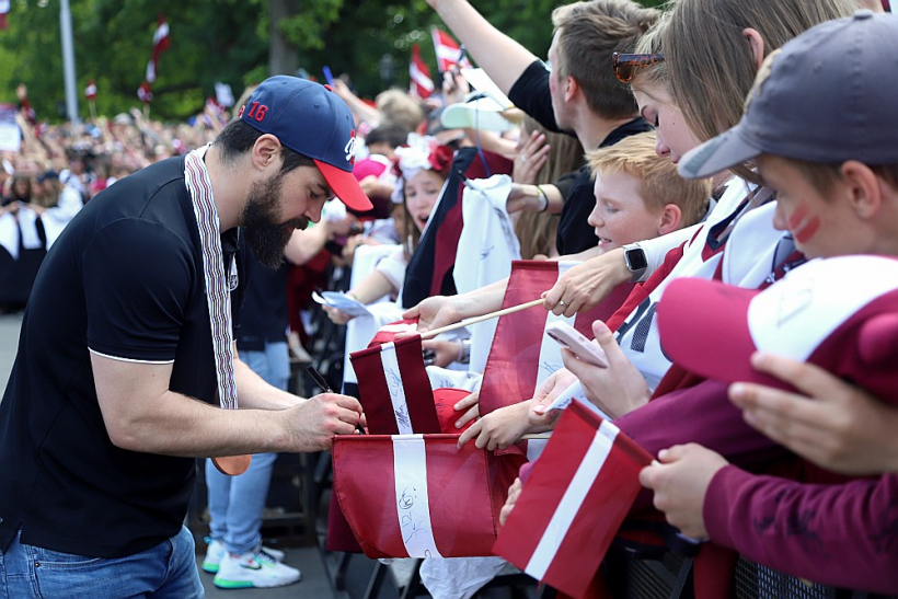 Latvijas izlases kapteinis Kaspars Daugaviņš ir laimīgs, ka pēc gada pārtraukuma atgriezās izlasē un bija daļa no komandas, kas ar smagu darbu, raksturu un neatlaidību sagādāja Latvijai lielos hokeja svētkus.