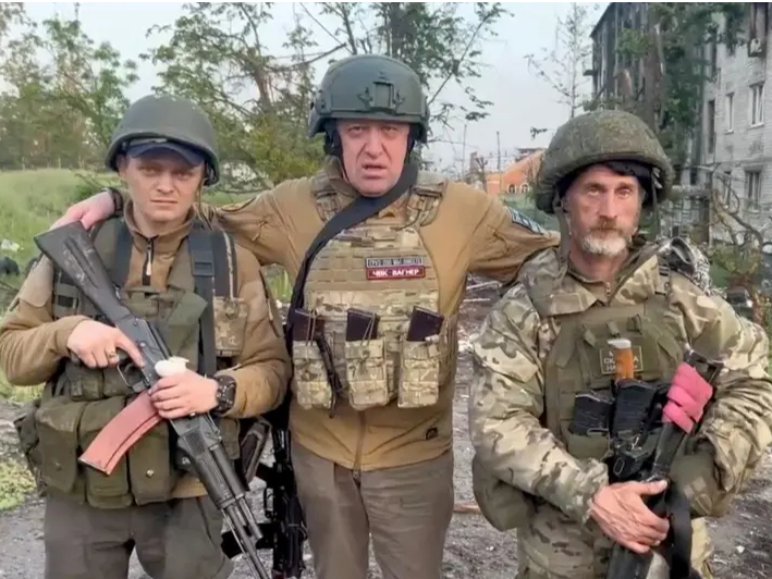 Algotņu bandas "Vagner" dibinātājs Jevgēņijs Prigožins ar kareivjiem.