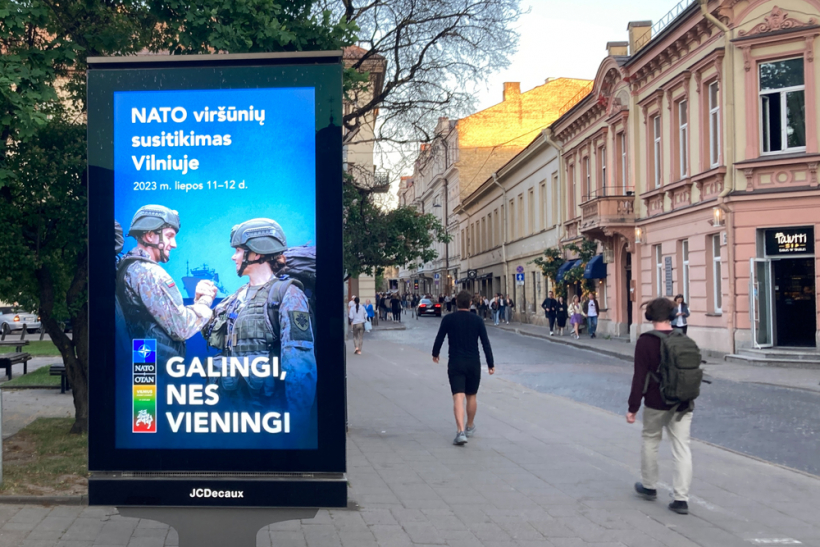 Lietuvas galvaspilsēta Viļņa pirms NATO līderu sanāksmes 2023. gada 11. un 12. jūlijā. Uzraksts uz plakāta vēsta "Stipri, jo vienoti".