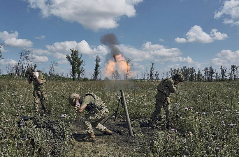 Smagās kaujās, neraugoties uz iebrucēju pārsvaru ieroču un munīcijas ziņā, ukraiņi notur pozīcijas visos frontes iecirkņos. Attēlā: ukraiņu mīnmetējnieki netālu no Bahmutas.