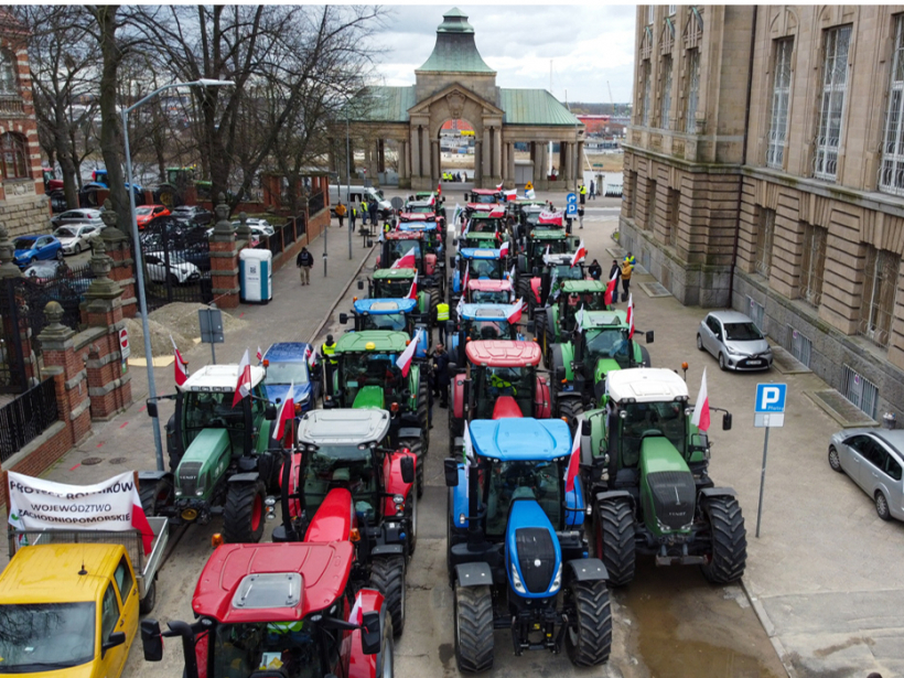 Polijas pilsētā Ščecinā zemnieki ar traktoriem bloķē ielu, protestējot pret Ukrainas lauksaimniecības produkcijas ieplūšanu tirgū. Polijas valdība ir aizliegusi Ukrainas graudu importu.