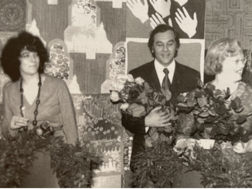  Edīte Pauls-Vīgnere kopā ar R. Heimrātu un mācību meistari G. Vecvagari Tekstilmākslas nodaļas 10 gadu jubilejā 1971. gadā