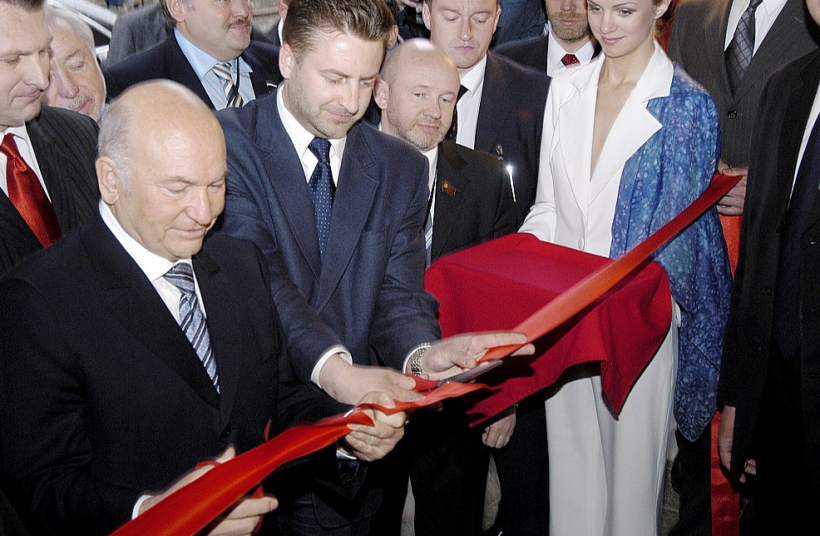 Maskavas nams Rīgā tika atklāts 2004. gadā. Tas bija laikā, kad "attiecības ar Maskavu bija silti draudzīgas", atceras tā laika Rīgas domes priekšsēdētājs Gundars Bojārs, kurš kopā ar Maskavas mēru Juriju Lužkovu grieza lentīti nama atklāšanā.