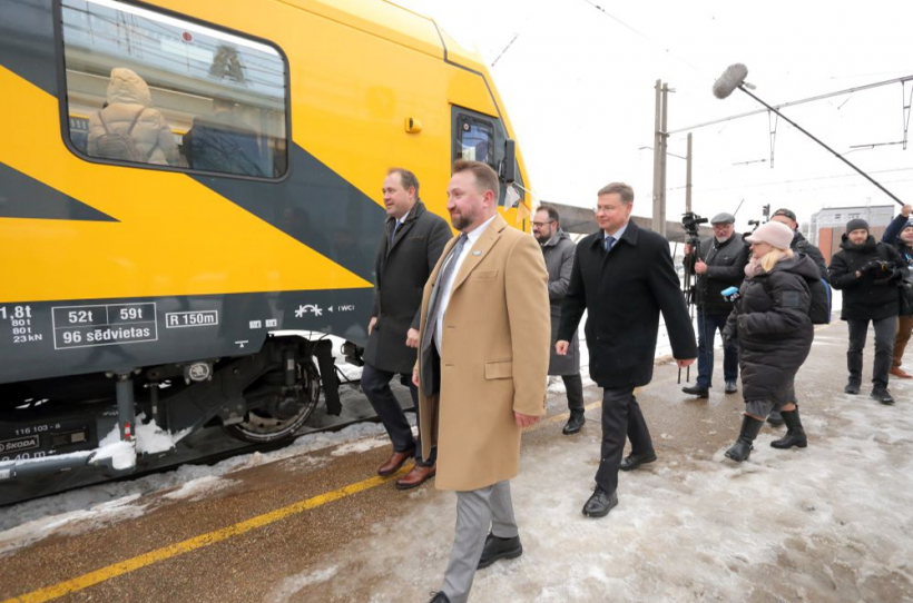 "Pasažieru vilciena" valdes priekšsēdētājs Rodžers Jānis Grigulis, pērn 15. decembrī piedaloties jaunā elektrovilciena pirmajā svinīgajā braucienā, iespējams, neparedzēja, kādas nedienas drīz vajās uzņēmumu.