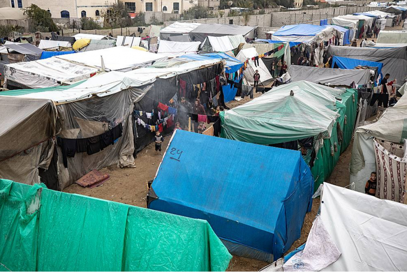 Gazas joslas dienvidu pilsētā Rafahā patvērušies daudzi palestīnieši, kas kara rezultātā devušies prom no šīs teritorijas ziemeļiem.