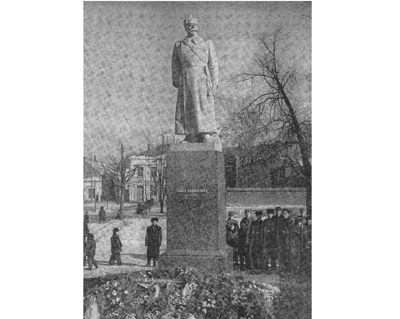 Piemineklis J. Fabriciusam atklāšanas dienā.
