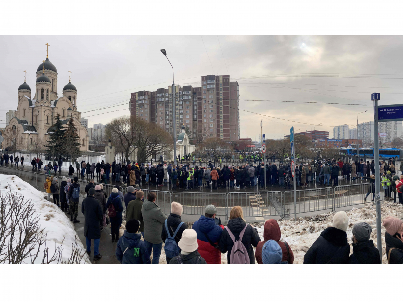 Pie Maskavas Marjinas rajona Dievmātes ikonas "Remdē manas skumjas" baznīcas pulcējas cilvēki, kas vēlas atvadīties no Alekseja Navaļnija. 