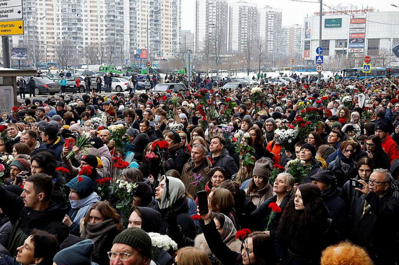 Cilvēki ceļā uz Maskavas Borisovas kapsētu, kur piektdien tika apbedīts Aleksejs Navaļnijs.