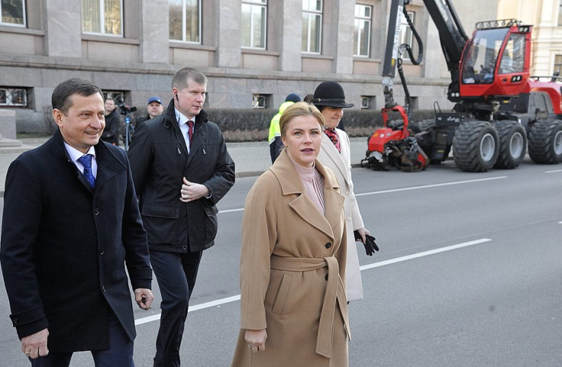 Valdības ministru Ingas Bērziņas un Armanda Krauzes pavadībā vakar no valdības nama pie protestētājiem devās Ministru prezidente Evika Siliņa. Viņa protestētājiem skaidroja, ka tas, kāds būs saimnieciskās darbības ierobežojumu un meža īpašniekiem noteikto kompensāciju apmērs, vēl neesot zināms. Viss esot procesā, tādēļ nepieciešams uzturēt dialogu.