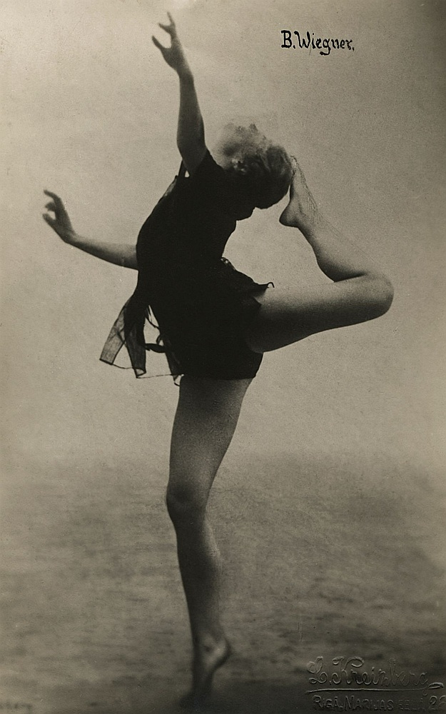 Beatrises Vīgneres portrets dejā. 1925. gads. Rakstniecības un mūzikas muzeja kolekcija.