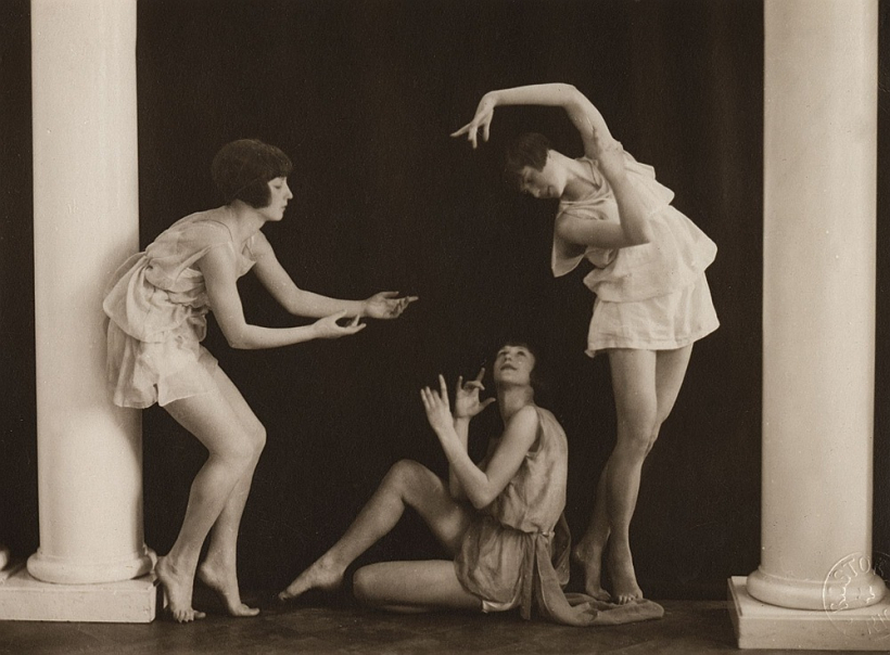 Beatrises Vīgneres fiziskās un estētiskās audzināšanas skolas trīs vecākās grupas audzēknes plastiskās dejas numurā "Pastorāle". 1927. gads. Rakstniecības un mūzikas muzeja kolekcija.
