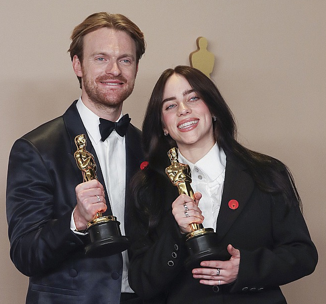 Dziedātāja Billija Ailiša ar brāli Finneasu O' Konnelu saņēma "Oskarus" par dziesmu "What Was I Made For?", kas skan filmā "Bārbija".