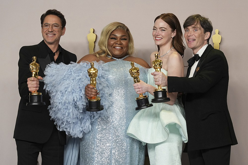 Labākie aktieri un aktrises – "Oskara" saņēmēji. No kreisās: Roberts Daunijs juniors atzīts par labāko otrā plāna aktieri par lomu filmā "Openheimers", Davaina Džoja Rendolfa – labākā otrā plāna aktrise par lomu filmā "The Holdovers", labākā aktrise – Emma Stouna par tēlojumu filmā "Poor Things" un Kilians Mērfijs – labākais aktieris par galveno lomu filmā "Openheimers".