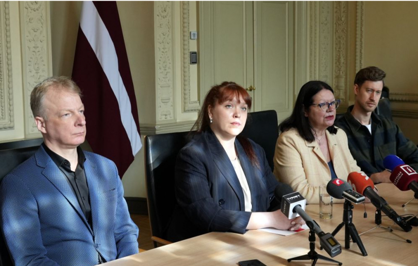 Jāzepa Vītola Latvijas Mūzikas akadēmijas rektors Guntars Prānis (no kreisās), kultūras ministre Agnese Logina, JVLMA padomes locekle Helēna Demakova un JVLMA padomes loceklis Timurs Tomsons preses konferencē.