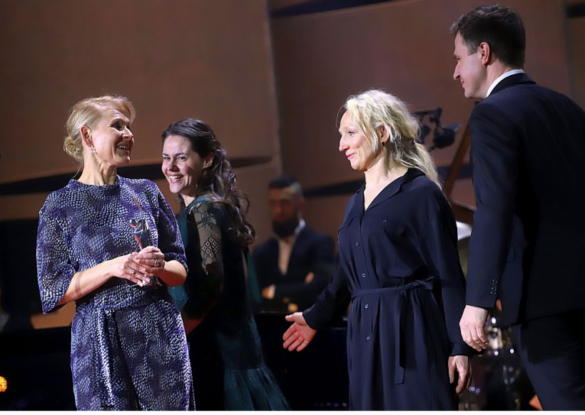 “Gada kamerizrādes” titulu saņēma komponistes Annas Veismanes (no kreisās) kamerizrāde “Dzeltens trotuārs” Dzintaru koncertzālē, kurā aktrises Gunas Zariņas (trešā no kreisās) lasījumā skanēja Montas Kromas dzeja.