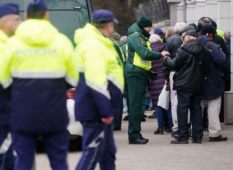 Cilvēki stāv rindā pie Krievijas vēstniecības ēkas Rīgā, kur iespējams nobalsot Krievijas prezidenta vēlēšanās.