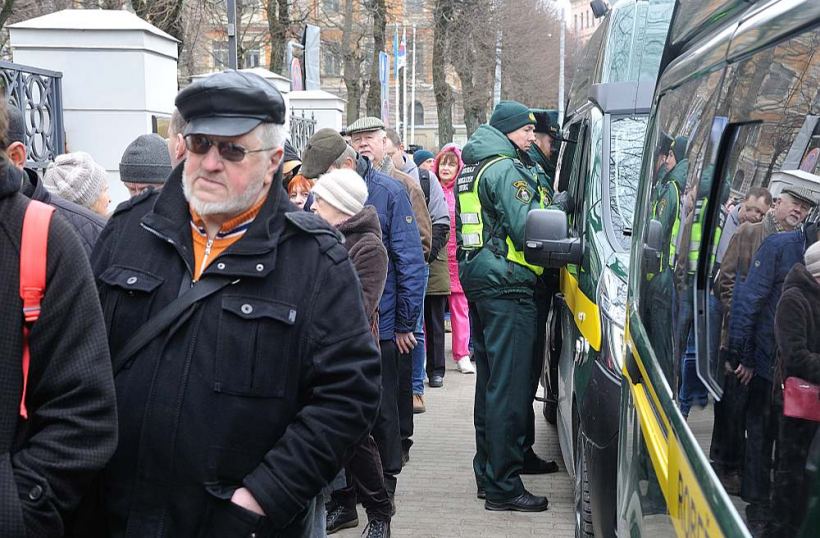 Rindā pie Krievijas vēstniecības ēkas stāvēja gan vecāka gadagājuma, gan jaunāki cilvēki. Turpat Latvijas Valsts robežsardze pārbaudīja Krievijas valstspiederīgo uzturēšanās atļaujas.