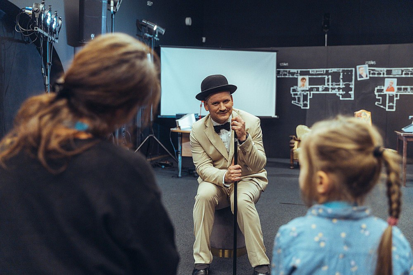 Aktieris Miķelis Žideļūns un skatītāji Latvijas Leļļu teātra izrādē "Sivēnam pa pēdām".