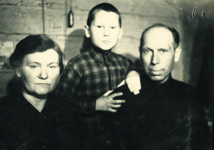 Pēteris Simsons (vidū) bērnībā ar vecākiem.