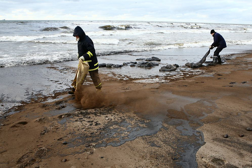 No Būtiņģes naftas termināļa notika noplūde arī 2008. gada janvārī. Latvijas piekrastē konstatētais piesārņojums esot bijis salīdzinoši neliels. Attēlā: Lietuvā jūras piekrastē 2008. gada 5. februārī savāc piesārņojumu.