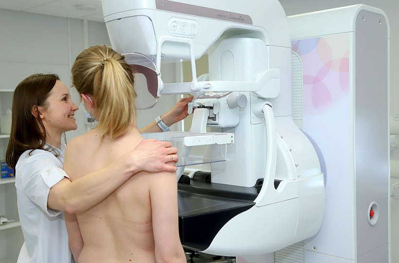 Radioloģe Evija Asere Rīgas Austrumu klīniskās universitātes slimnīcas Krūts veselības centrā veic skrīninga mamogrāfijas izmeklējumu sievietēm, kurām nav sūdzību vai simptomu, kā arī diagnostisko krūšu izmeklēšanu tām pacientēm, kurām ir aizdomas par krūts saslimšanu.