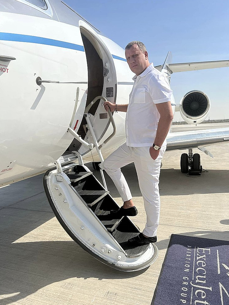 Kaspars Kazanovskis, ko žurnālisti dēvē par kolorīto vai bēdīgi slaveno uzņēmēju, sociālajos tīklos lepojas ar turīgu dzīvesveidu.