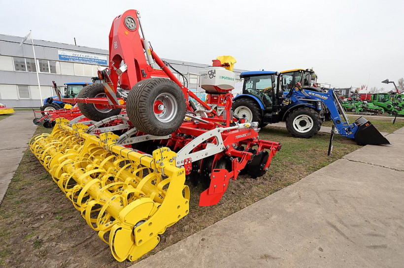 Disku ecēšas "Pottinger Terradisc 5001" starptautiskās lauksaimniecības biznesa izstādes "Pavasaris 2024" brīvdabas izstāžu laukumā.