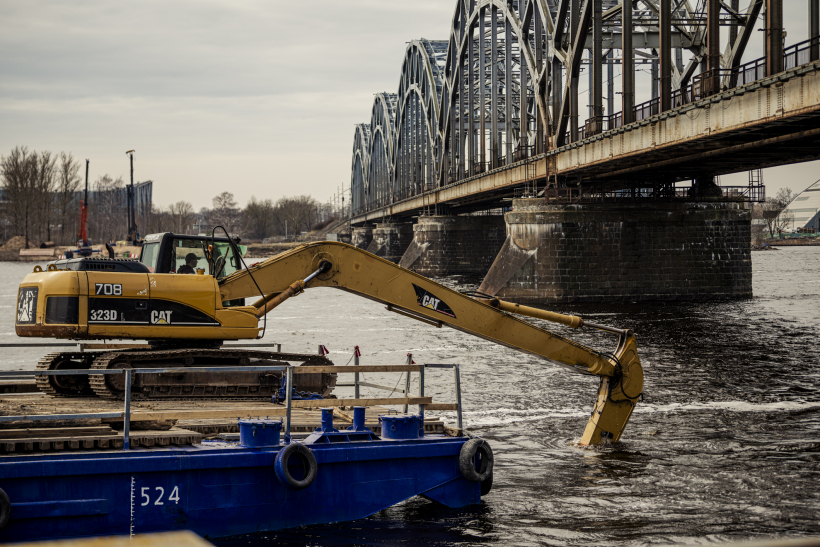 Uzsākta pirmā "Rail Baltica" tilta balsta izbūve Daugavā.