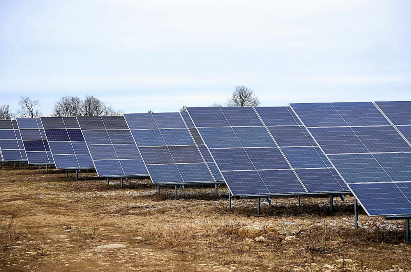 Nozares eksperti lēš, ka pirmie lielie saules parki Latvijā varētu tik nodoti ekspluatācijā tikai nākamajā gadā. Attēlā – Igaunijas uzņēmuma "Smartecon" Kūsalu saules parks.