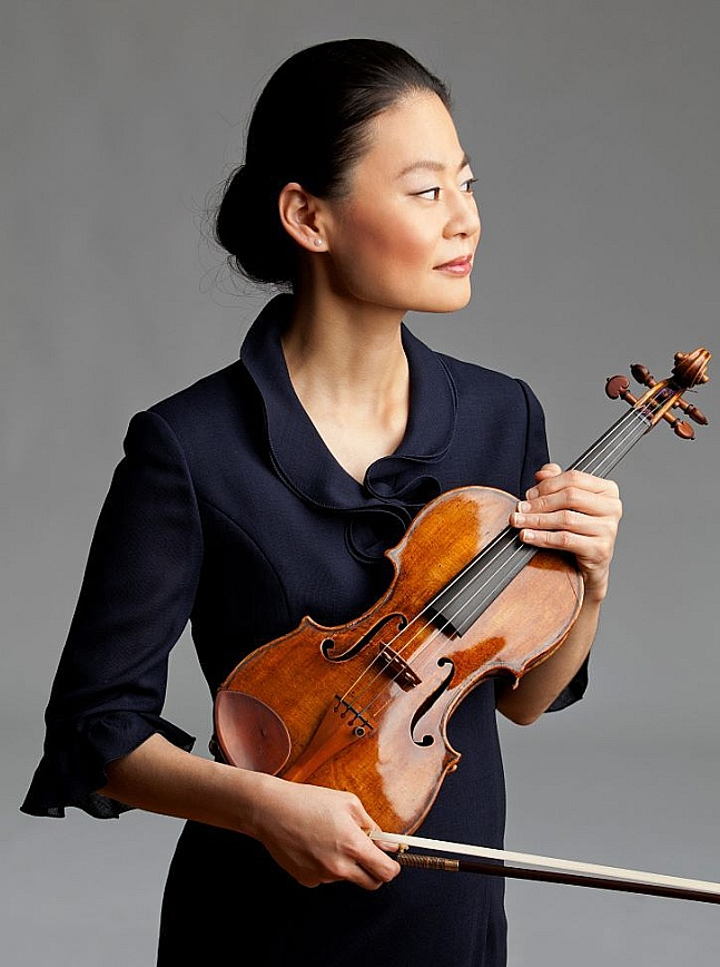 ASV dzīvojošā japāņu vijolniece Midori ceļu uz pasaules nozīmīgākajām skatuvēm uzsāka Ņujorkā 11 gadu vecumā.