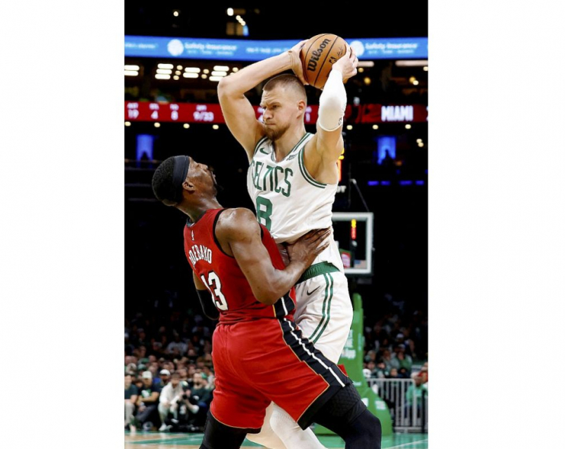 Kristapa Porziņģa (no labās) un Bema Adebajo duelis ir viens no intriģējošākajiem un asākajiem Austrumu konferences ceturtdaļfināla sērijā starp Bostonas "Celtics" un Maiami "Heat" vienībām.