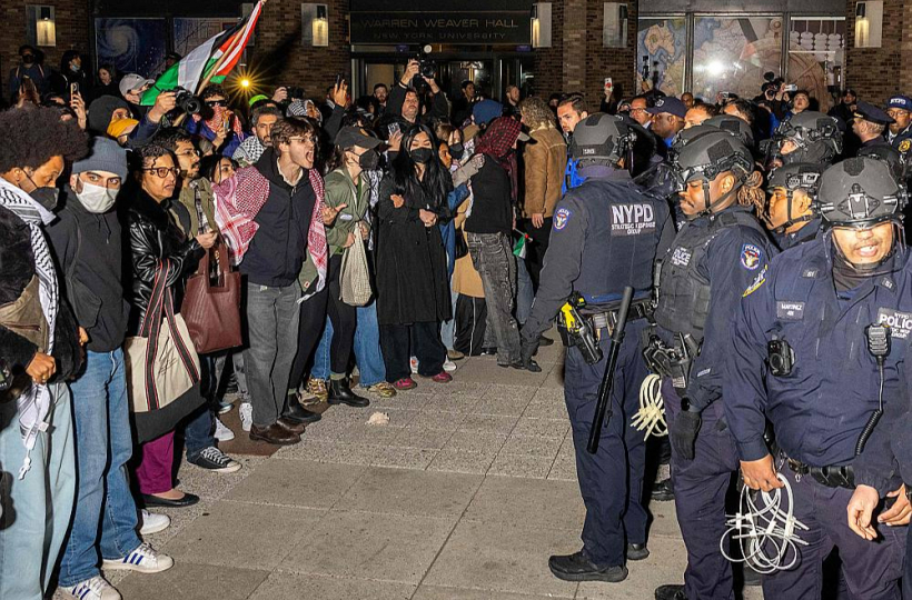Ņujorkas Universitātes studentu pilsētiņā policija pirmdien izjauca protestētāju nometni un aizturēja vairāk nekā 100 aktīvistu.