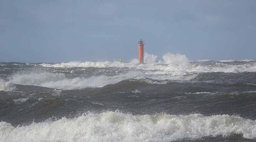 Lai gan sauszemes ieslēgto jūru viļņu potenciāls elektroenerģijas ražošanā ir daudz mazāks, atjaunojamās enerģētikas zelta drudzis ir licis izvērtēt arī to, līdz ar to testi un eksperimenti notiek arī Baltijas jūrā.