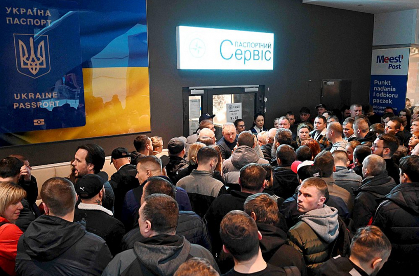 Ukraiņi 24. aprīlī Varšavā sapulcējās pie slēgta Ukrainas pasu izsniegšanas punkta, kas ierīkots tirdzniecības centrā. Ukrainas varasiestādes šajā gadījumā norādīja uz "tehniskām problēmām", nevis jauno Kijivas rīkojumu. Ukrainas vēstnieks Varšavā Vasiļs Zvaričs paziņoja, ka pases tiks izsniegtas visiem, kuru pieteikumi saņemti līdz 23. aprīlim.