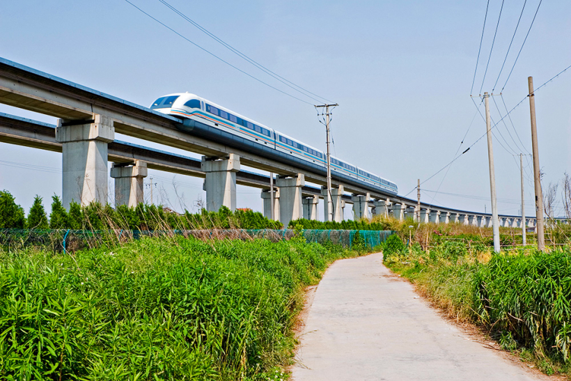 Magnētiskās levitācijas (maglev) vilciens pārvietojas ar ātrumu 431 km stundā cauri Šanhajas priekšpilsētai Ķīnā.