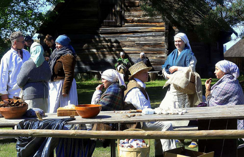 “Viena diena mūsmājās”. Šeit viss ir īsts – īsts prieks, īsta andele, īsts izsalkums un īsts nogurums.