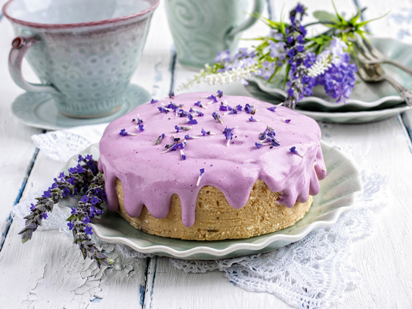 Lavandas ziedi īpaši dekoratīvi izskatās uz cepumiem un kūkām.