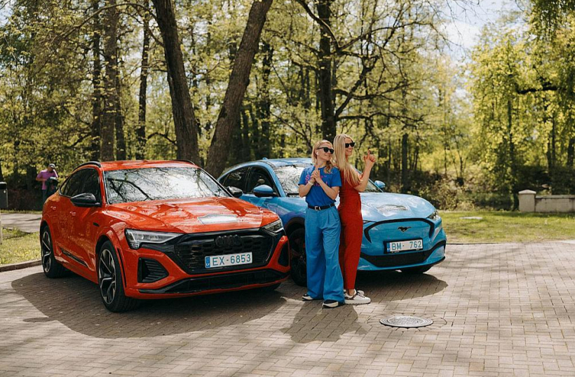 Žūriju pārstāvošās meitenes Anna Andersone ("Riga TechGirls") un Egija Gailuma ("OX Drive") labāk par tehnovečiem saprot spilgtu krāsu un prestižu zīmolu nozīmi.