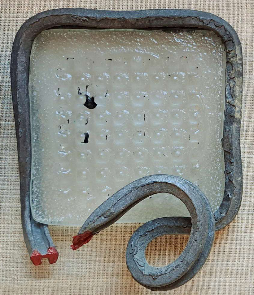 Bruno Strautiņš (1944 ). Daļa no diptiha "Kaut kur Eiropā...". 130x110 mm, stikls, svins, krāsa, 2024.